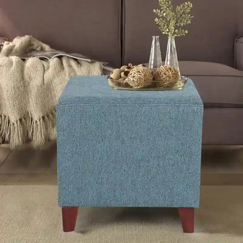 Semplice poggiapiedi ottomano cubico in stile britannico