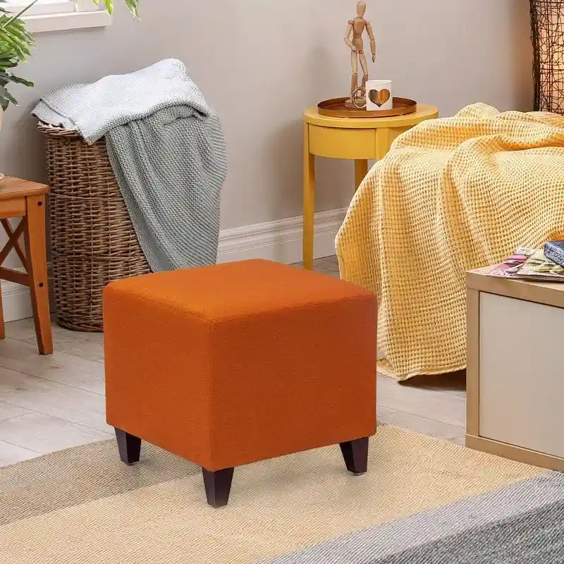 Semplice poggiapiedi ottomano cubico in stile britannico