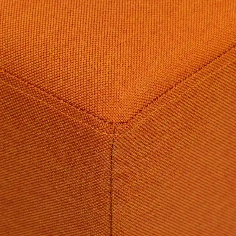 Semplice poggiapiedi ottomano cubico in stile britannico