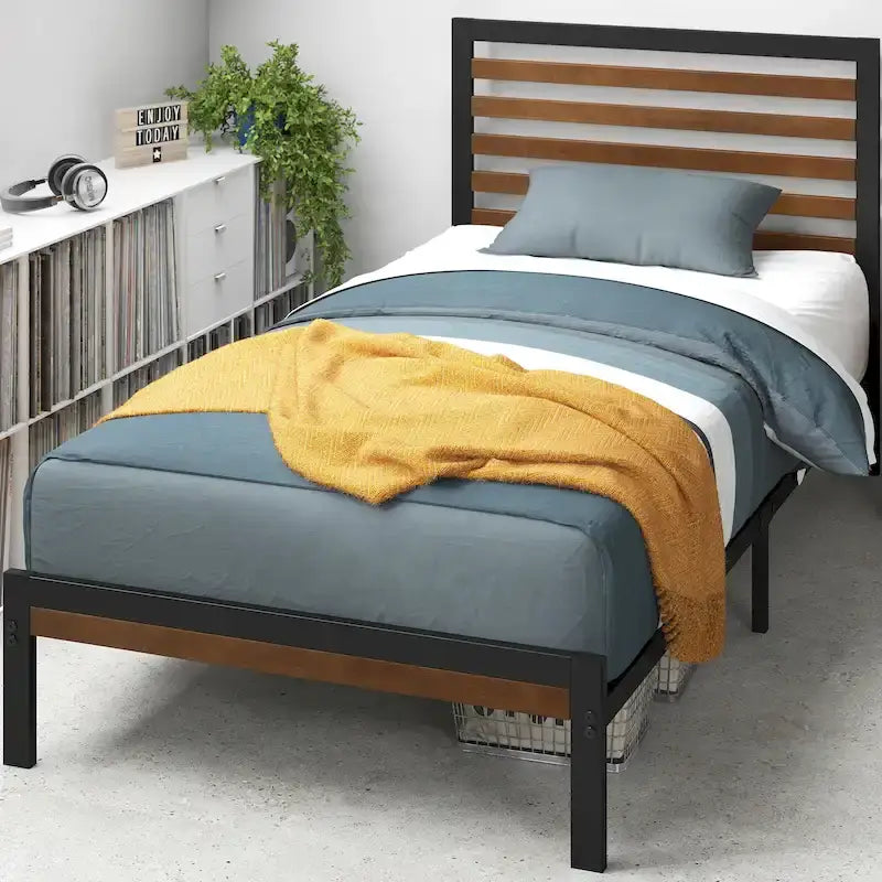 Struttura letto a piattaforma in bambù marrone e metallo